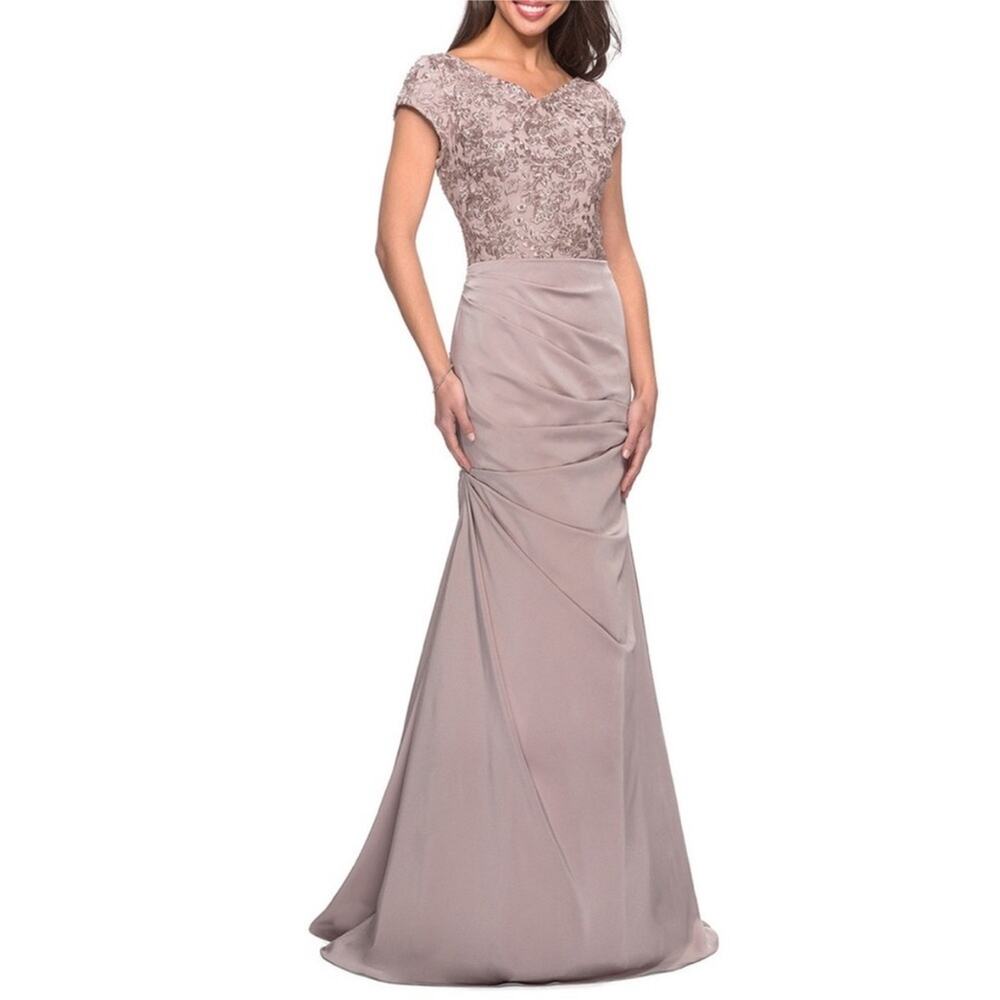 La Femme Champagne Gown Size 4 Nwot
$558